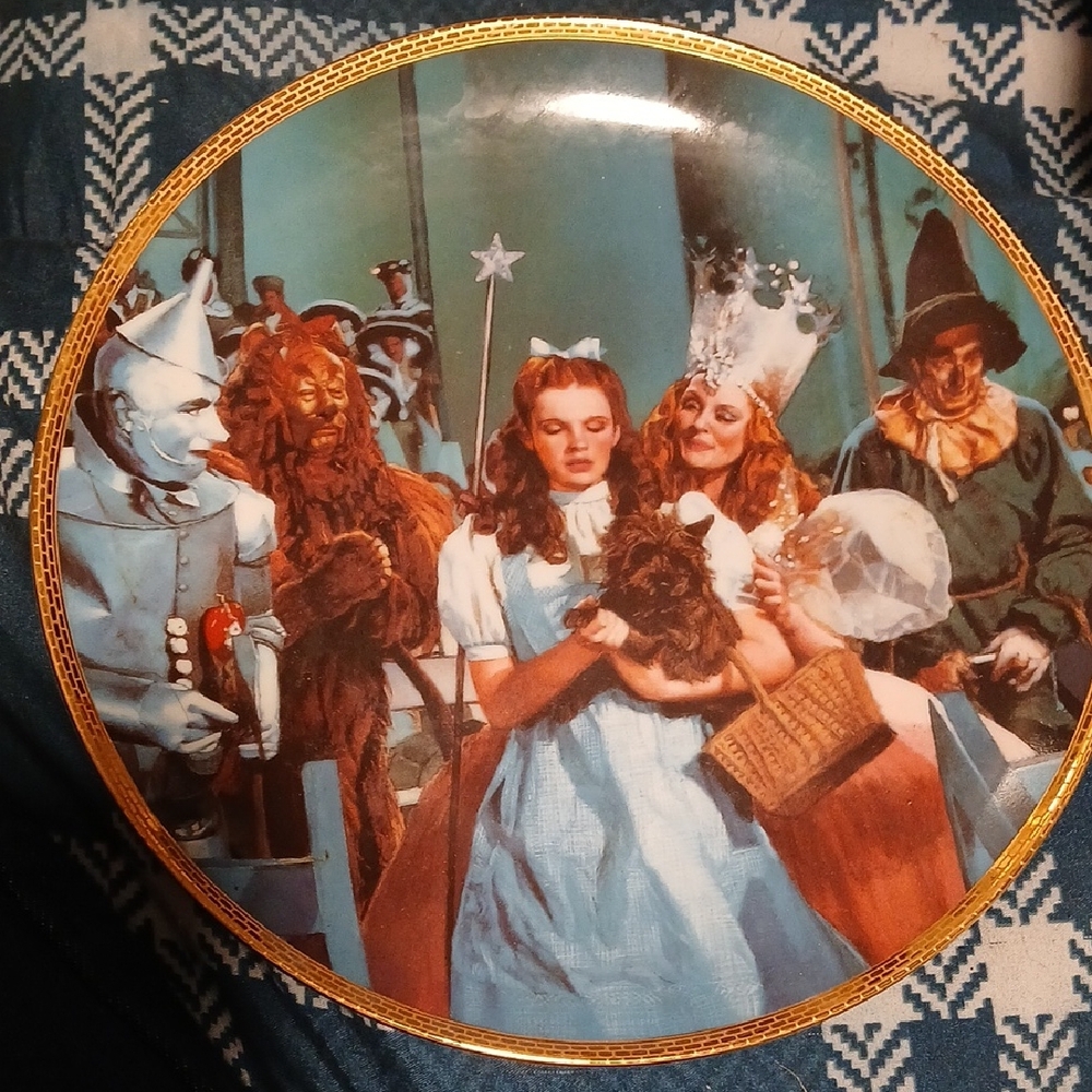 Euc Wizard of Oz Decorative Plate with Gold Trim ' There's No Place Like Home '